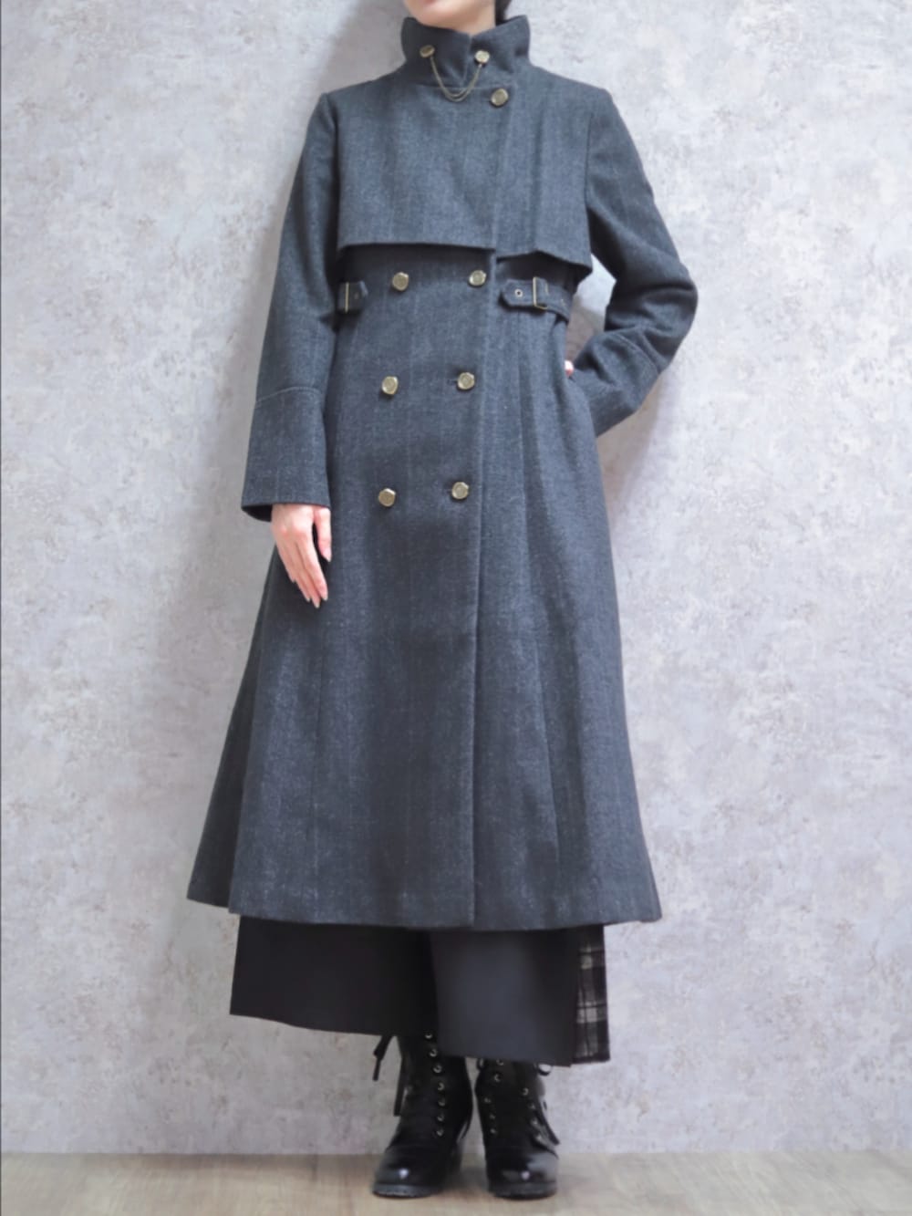 レッド系のニット/セーター、グレー系のダッフルコート、ブラック系のその他パンツを着用したレディースの秋コーディネートの5枚目の写真