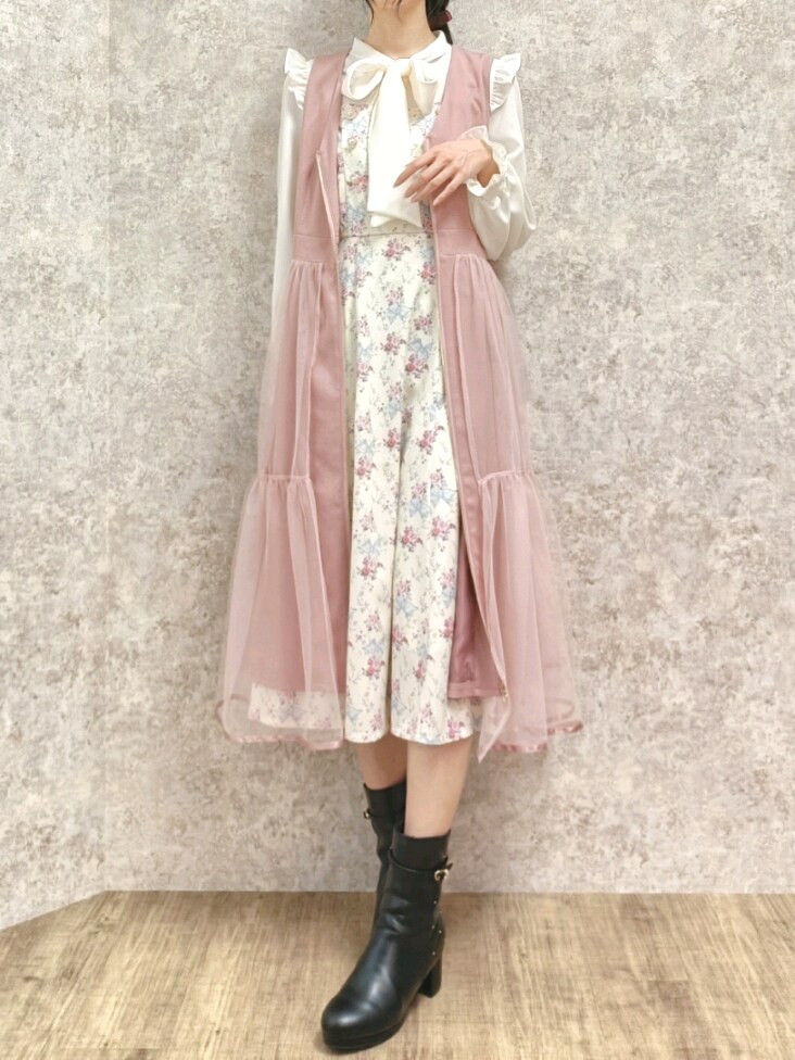 「淡色コーデ、axes femme、大人かわいい、お出かけコーデ、ガーリーコーデ、トレンチコート、ジレ、ジャケット、花柄ワンピース、フェミニン、高身長女子、おしゃれさんと繋がりたい、春コーデ、春アウター、春色」｜「axes femmeのキルティング切替ブーツ（ブーツ、ブラック系）」を使った、Hanaさん（骨格ナチュラル・レディース・168cm）の冬コーディネートの3枚目の写真