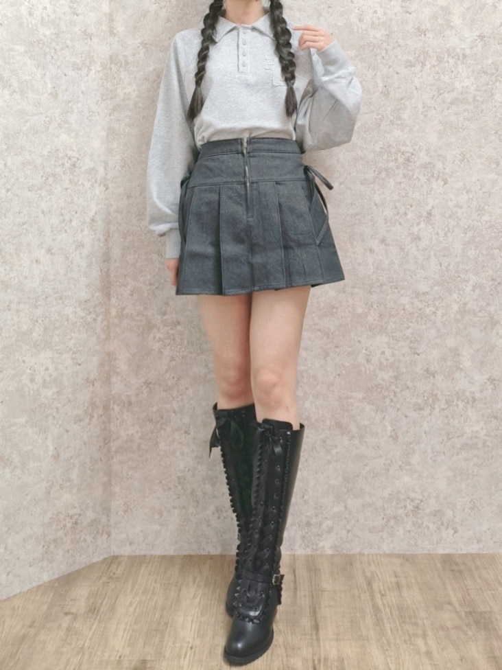 「Fickle Bebe、カジュアルスタイル、スカートスタイル、ootd、スウェットコーデ、デニムスカート、ミニスカート、スウェット、y2k、ロングブーツ、カジュアル、カジュアルコーデ、カジュアルガーリー、おしゃれさんと繋がりたい、高身長女子」｜「FickleBebeのＦＢスウェットポロシャツ（ポロシャツ、グレー系）」を使った、Hanaさん（骨格ナチュラル・レディース・168cm）の春コーディネートの4枚目の写真