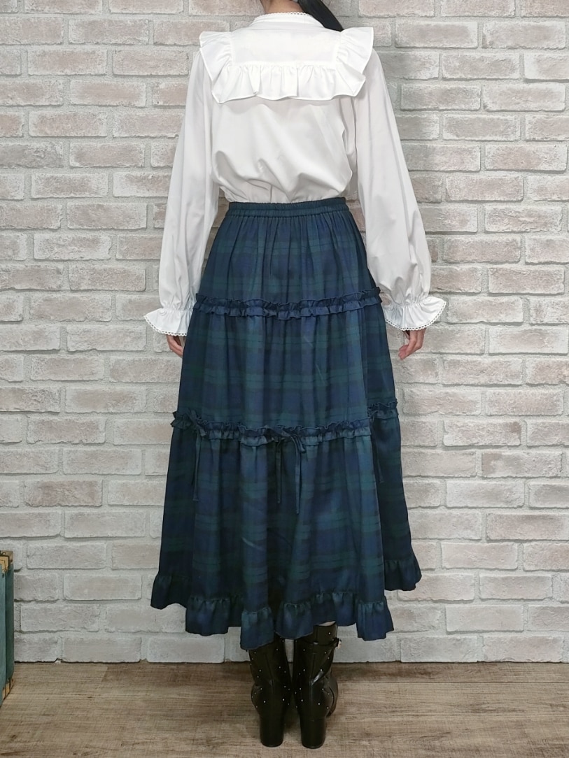「axes femme、チェック、チェックスカート、チェック柄に恋してる、ブラウス、白ブラウス、秋コーデ、デートコーデ、ガーリー、リボン、バレエコア、キルティング、ブーツ」｜「axes femme POETIQUEのチェック柄ティアードスカート（スカート、グリーン系）」を使った、Hanaさん（レディース・168cm）の秋コーディネートの7枚目の写真