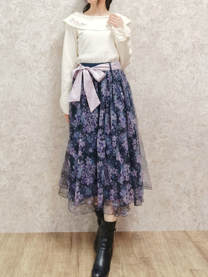 「冬コーデ、axes femme、オフショル、オフショルニット、チュールスカート、ブーツ、桜、キレイめ、高身長女子、おしゃれさんと繋がりたい、刺繍、フェミニン、フレアスカート、休日スタイル、ニットコーデ」｜「axes femmeの雪桜柄スカート（スカート、パープル系）」を使った、Hanaさん（レディース・168cm）の冬コーディネートの3枚目の写真