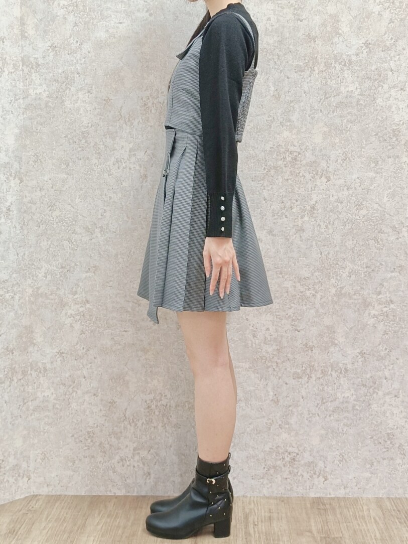 「axes femme、チェック、ビスチェ、テーマパークコーデ、参戦服、セットアップ、ミニスカート、高身長女子、おしゃれさんと繋がりたい、秋服、モノトーン」｜「axes femmeのブローチ付タックプリーツスカート（スカート、グレー系）」を使った、Hanaさん（レディース・168cm）の秋コーディネートの5枚目の写真