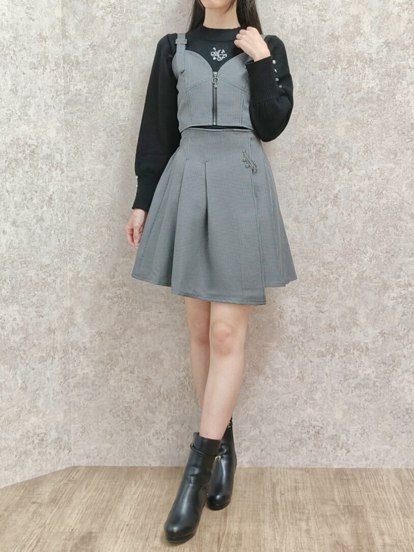 「axes femme、チェック、ビスチェ、テーマパークコーデ、参戦服、セットアップ、ミニスカート、高身長女子、おしゃれさんと繋がりたい、秋服、モノトーン」｜「axes femmeのブローチ付タックプリーツスカート（スカート、グレー系）」を使った、Hanaさん（レディース・168cm）の秋コーディネートの4枚目の写真