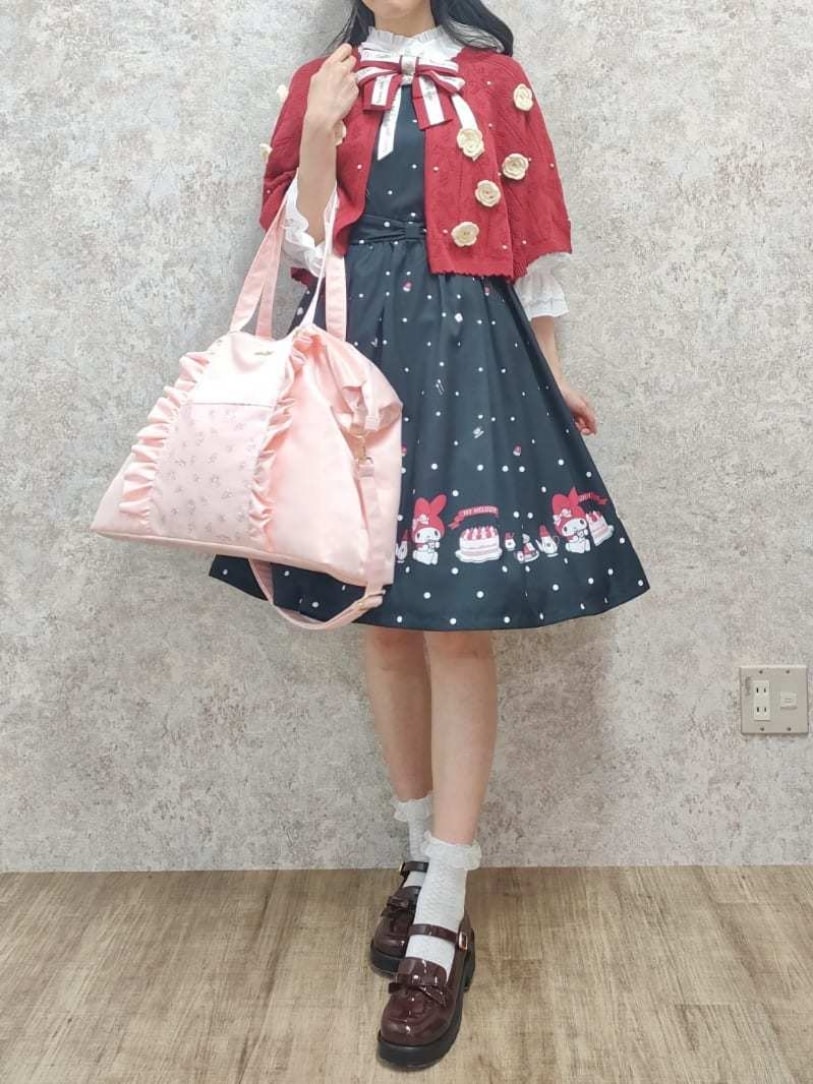 「最近のいい感じコーデ、夏、お出かけコーデ、お洒落さんとつながりたい、ブラックコーデ、フリル、ワンピースコーデ、デートコーデ、ガーリー、ジャンパースカート、テーマパークコーデ、リボン、高身長女子、おしゃれさんと繋がりたい、axes femme」｜「axes femmeのマイメロディ／ジャンスカ（ワンピース、ブラック系）」を使った、Hanaさん（レディース・168cm）の春コーディネートの2枚目の写真