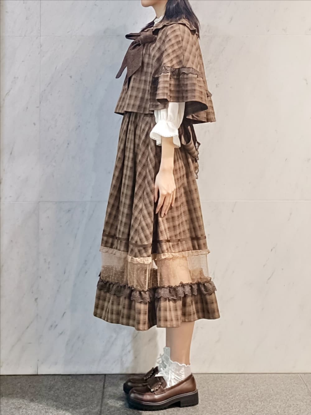 「ロングスカート、休日スタイル、ブラウン、axes femme POETIQUE、おしゃれさんと繋がりたい、チェック、チェック柄、チェック柄に恋してる、秋コーデ、ケープ、キャスケット、クラシカル、ガーリー、高身長女子、ローファー」｜「axes femme POETIQUEの梯子レーススタンドカラーブラウス（シャツ/ブラウス、ホワイト系）」を使った、Hanaさん（骨格ナチュラル・レディース・168cm）の夏コーディネートの4枚目の写真