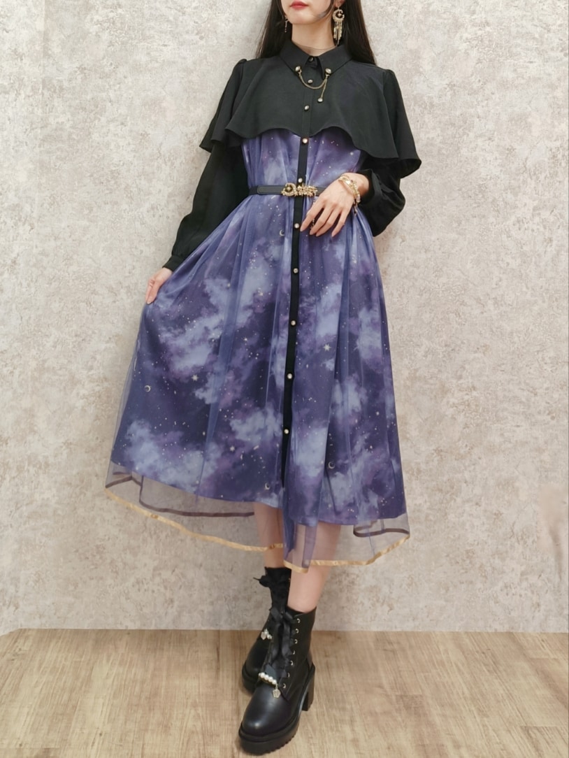 「axes femme、冬コーデ、ワンピース、シャツワンピ、ロングコート、ブーツ、ゴールドアクセ、星座柄、星柄、デートコーデ、おでかけコーデ、フェミニン、キレイめ、高身長女子、おしゃれさんと繋がりたい」｜「axes femmeのテレスコーププリントケープ風ワンピース（ワンピース、パープル系）」を使った、Hanaさん（レディース・168cm）の秋コーディネートの2枚目の写真