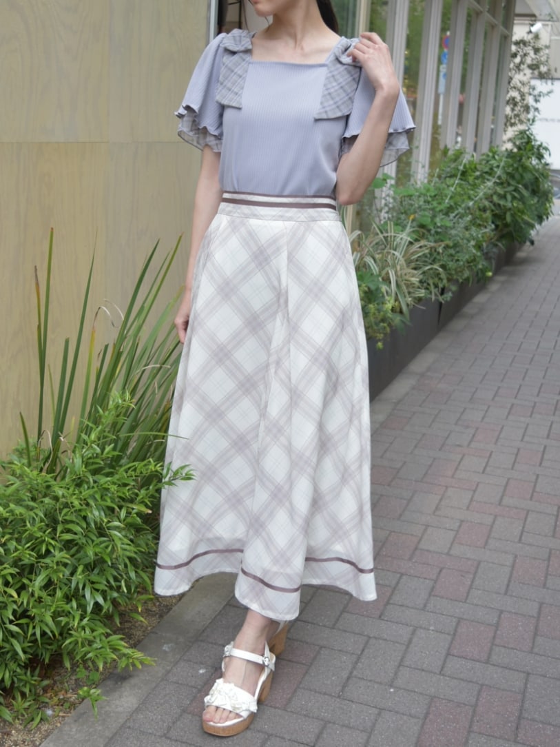 「チェック、リボン、axes femme、今日のコーデ、おでかけコーデ、キレイめコーデ、ootd、キレイめ、サンダル、夏コーデ、高身長女子、おしゃれさんと繋がりたい、お洒落さんとつながりたい、フェミニン、大人かわいい」｜「axes femmeのビッグリボンプルオーバー（Tシャツ/カットソー、パープル系）」を使った、Hanaさん（レディース・168cm）の春コーディネートの2枚目の写真