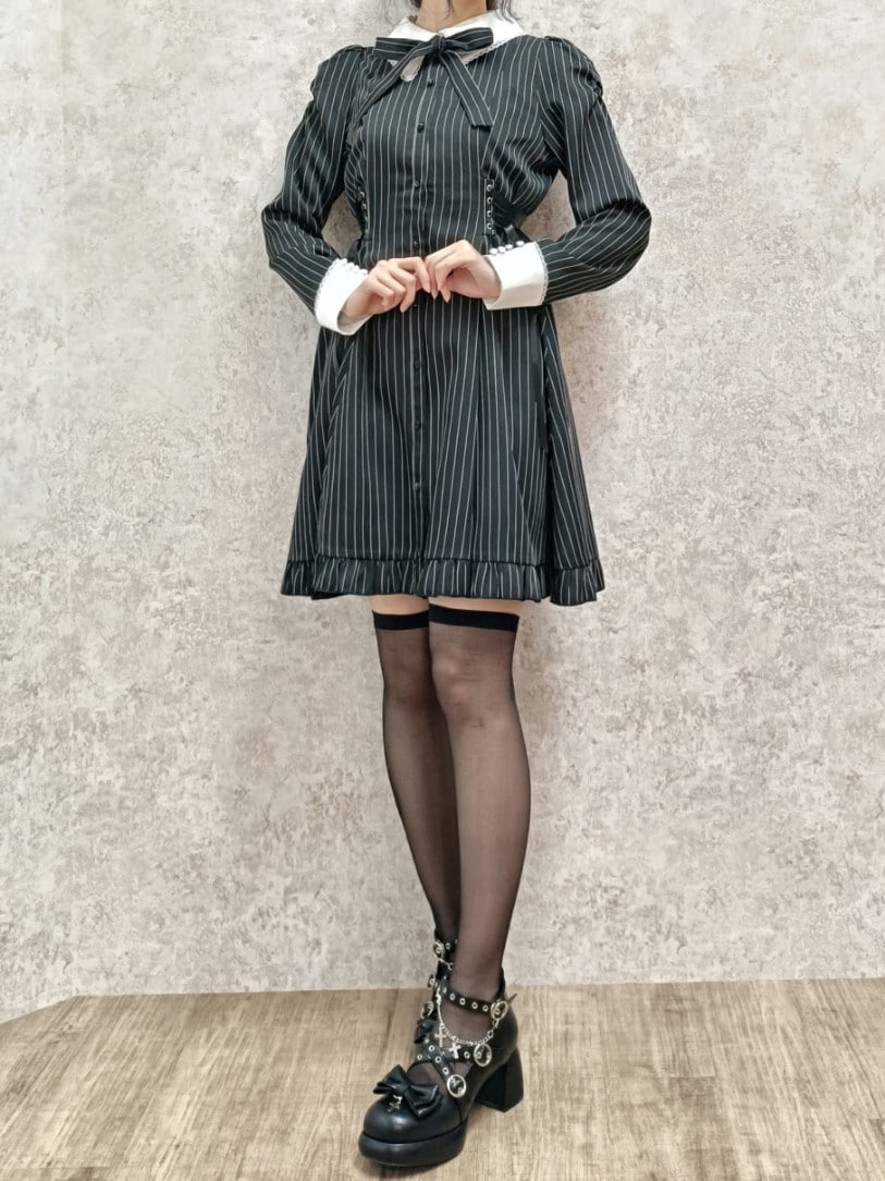 「axes femme POETIQUE、黒、ゴシック、ガーリー、フェミニン、ミニワンピ、ニーハイソックス、リボン、ストライプ、モノトーン、ブラックコーデ、ブラック、高身長女子、おしゃれさんと繋がりたい、厚底シューズ」｜「axes femme POETIQUEのサイドレースアップワンピ（ワンピース、ブラック系）」を使った、Hanaさん（骨格ナチュラル・レディース・168cm）の冬コーディネートの2枚目の写真