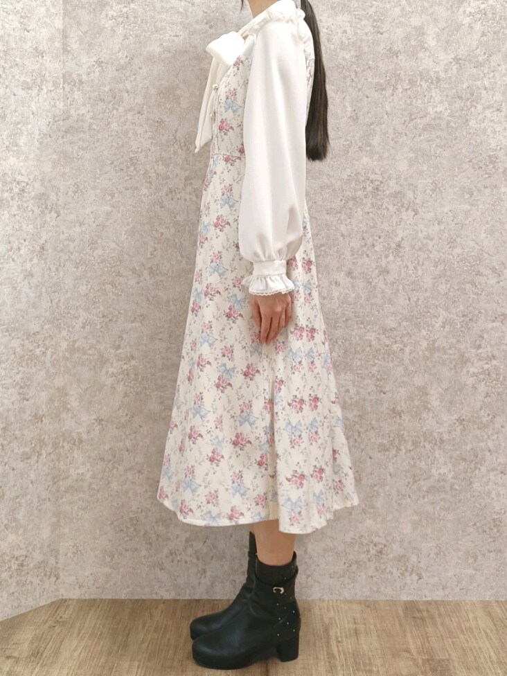 「淡色コーデ、axes femme、大人かわいい、お出かけコーデ、ガーリーコーデ、トレンチコート、ジレ、ジャケット、花柄ワンピース、フェミニン、高身長女子、おしゃれさんと繋がりたい、春コーデ、春アウター、春色」｜「axes femmeのキルティング切替ブーツ（ブーツ、ブラック系）」を使った、Hanaさん（骨格ナチュラル・レディース・168cm）の冬コーディネートの6枚目の写真