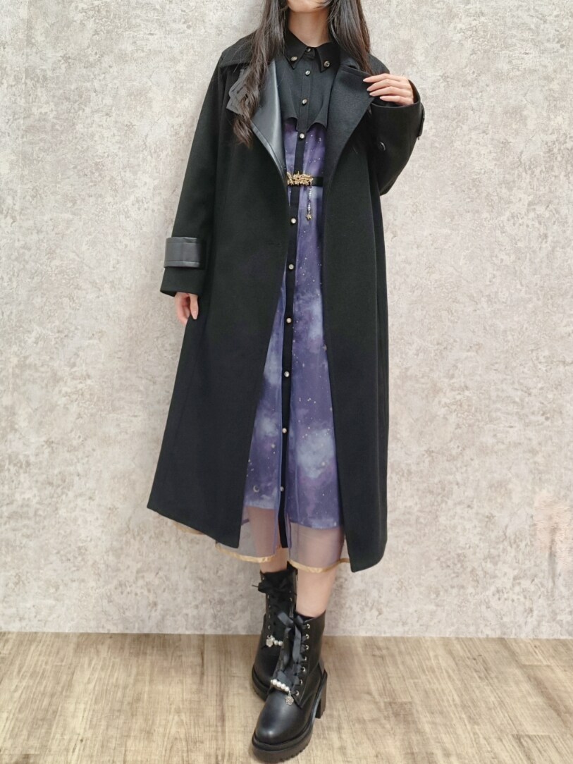「axes femme、冬コーデ、ワンピース、シャツワンピ、ロングコート、ブーツ、ゴールドアクセ、星座柄、星柄、デートコーデ、おでかけコーデ、フェミニン、キレイめ、高身長女子、おしゃれさんと繋がりたい」｜「axes femmeのテレスコーププリントケープ風ワンピース（ワンピース、パープル系）」を使った、Hanaさん（レディース・168cm）の秋コーディネートの8枚目の写真