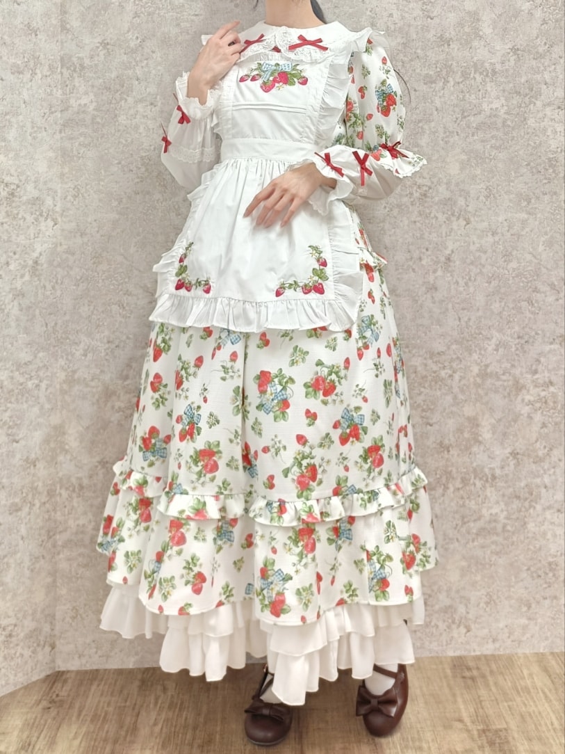 「axes femme、お出かけコーデ、ロリータ、いちご、淡色コーデ、白、ワンピース、ガーリー、高身長女子、おしゃれさんと繋がりたい、エプロン、クラシック、フリル」｜「axes femme kawaiiのクラシックベリーワンピース（ワンピース、ホワイト系）」を使った、Hanaさん（骨格ナチュラル・レディース・168cm）の冬コーディネートの3枚目の写真