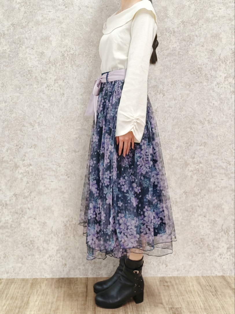 「冬コーデ、axes femme、オフショル、オフショルニット、チュールスカート、ブーツ、桜、キレイめ、高身長女子、おしゃれさんと繋がりたい、刺繍、フェミニン、フレアスカート、休日スタイル、ニットコーデ」｜「axes femmeの雪桜柄スカート（スカート、パープル系）」を使った、Hanaさん（レディース・168cm）の冬コーディネートの4枚目の写真