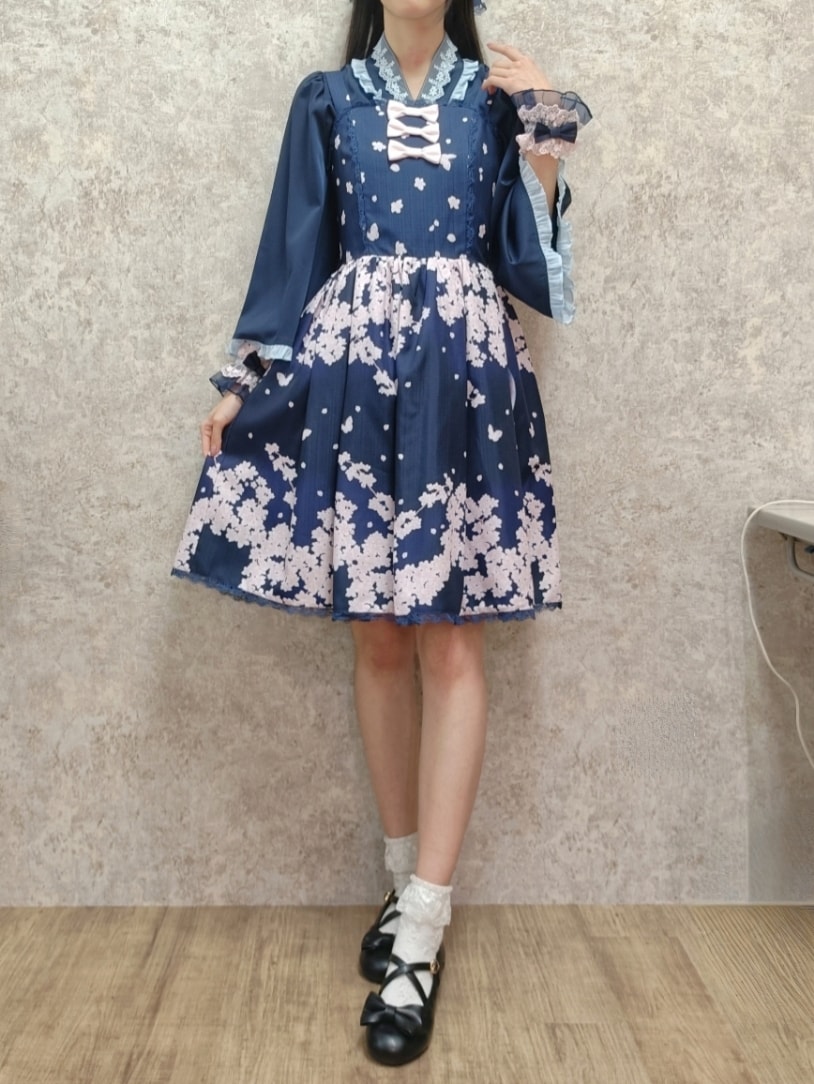 「axes femme Kawaii、春、夜桜、桜、和洋折衷、和柄、和風、和洋ミックス、和ロリ、ロリータ」｜「axes femme kawaiiの桜柄ジャンパースカート（ジャンパースカート、ブルー系）」を使った、Hanaさん（骨格ナチュラル・レディース・168cm）の冬コーディネートの2枚目の写真