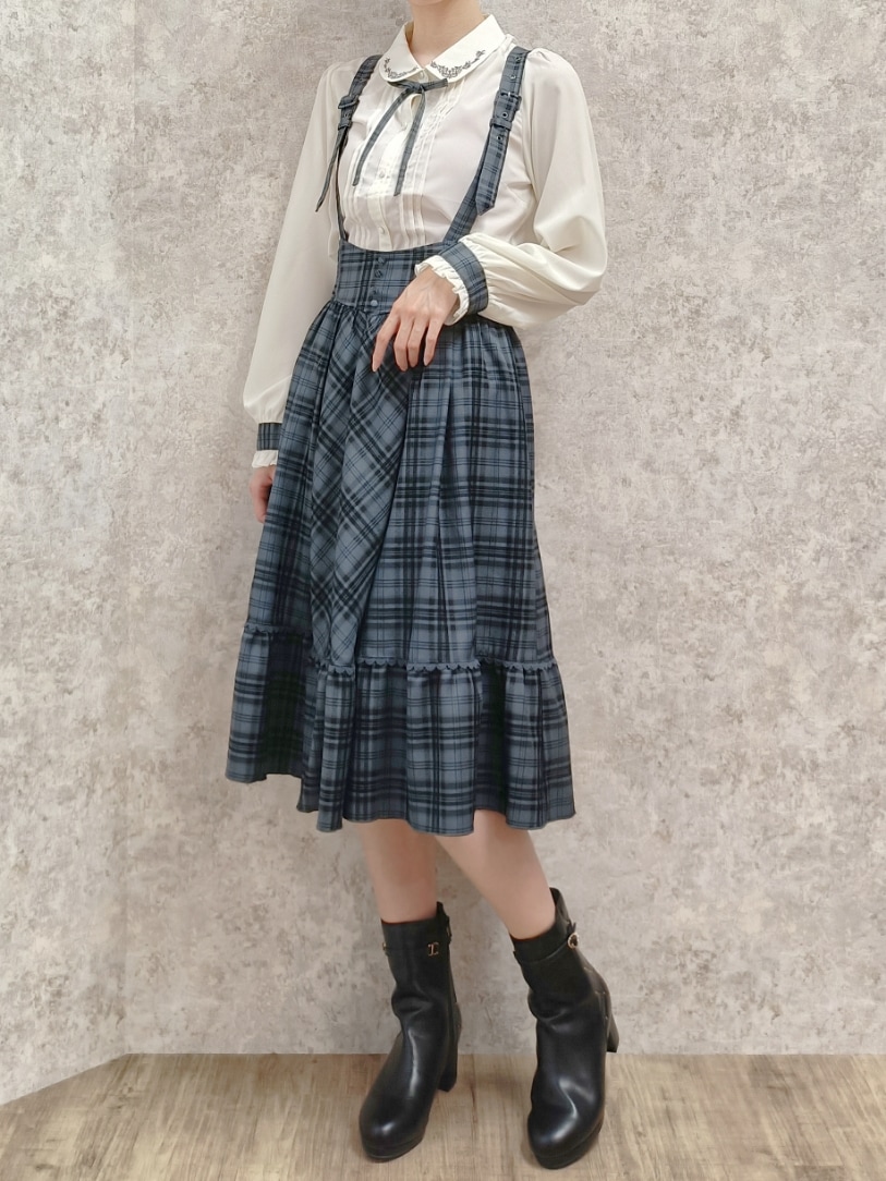 「axes femme、チェック、ハロウィン、テーマパークコーデ、お洒落さんとつながりたい、秋コーデ、リボン、サスペンダー、プレッピー、ブリティッシュ、制服、ブラウス、高身長女子、骨格ナチュラル、ディズニーコーデ」｜「axes femmeのリボンブローチ付き刺繍襟ブラウス（シャツ/ブラウス、ホワイト系）」を使った、Hanaさん（レディース・168cm）の秋コーディネートの4枚目の写真