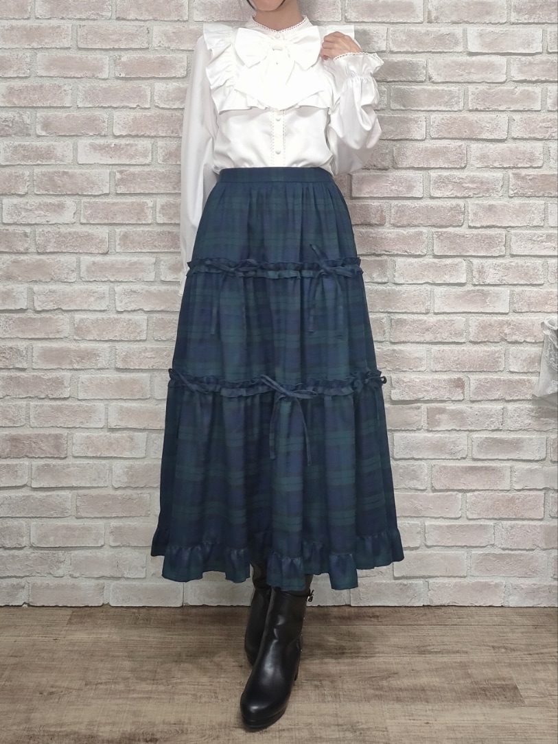 「axes femme、チェック、チェックスカート、チェック柄に恋してる、ブラウス、白ブラウス、秋コーデ、デートコーデ、ガーリー、リボン、バレエコア、キルティング、ブーツ」｜「axes femme POETIQUEのチェック柄ティアードスカート（スカート、グリーン系）」を使った、Hanaさん（レディース・168cm）の秋コーディネートの2枚目の写真