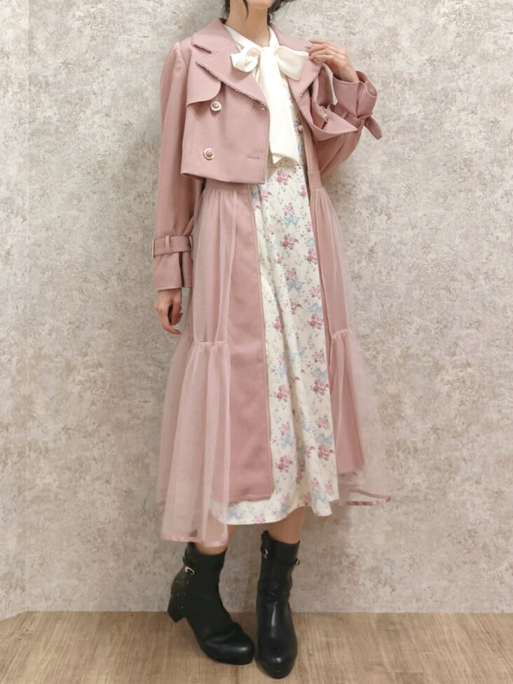 「淡色コーデ、axes femme、大人かわいい、お出かけコーデ、ガーリーコーデ、トレンチコート、ジレ、ジャケット、花柄ワンピース、フェミニン、高身長女子、おしゃれさんと繋がりたい、春コーデ、春アウター、春色」｜「axes femmeのキルティング切替ブーツ（ブーツ、ブラック系）」を使った、Hanaさん（骨格ナチュラル・レディース・168cm）の冬コーディネートの5枚目の写真
