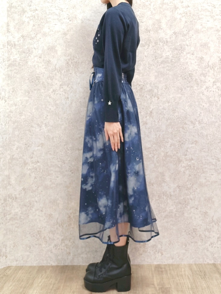 「axes femme、ブーツ、冬コーデ、秋冬コーデ、キレイめ、星柄、星座柄、刺繍、ニット、コルセットスカート、推し活、お出かけコーデ、デートコーデ、おしゃれさんと繋がりたい、高身長女子」｜「axes femmeのテレスコーププリントスカート（スカート、ブルー系）」を使った、Hanaさん（レディース・168cm）の秋コーディネートの5枚目の写真