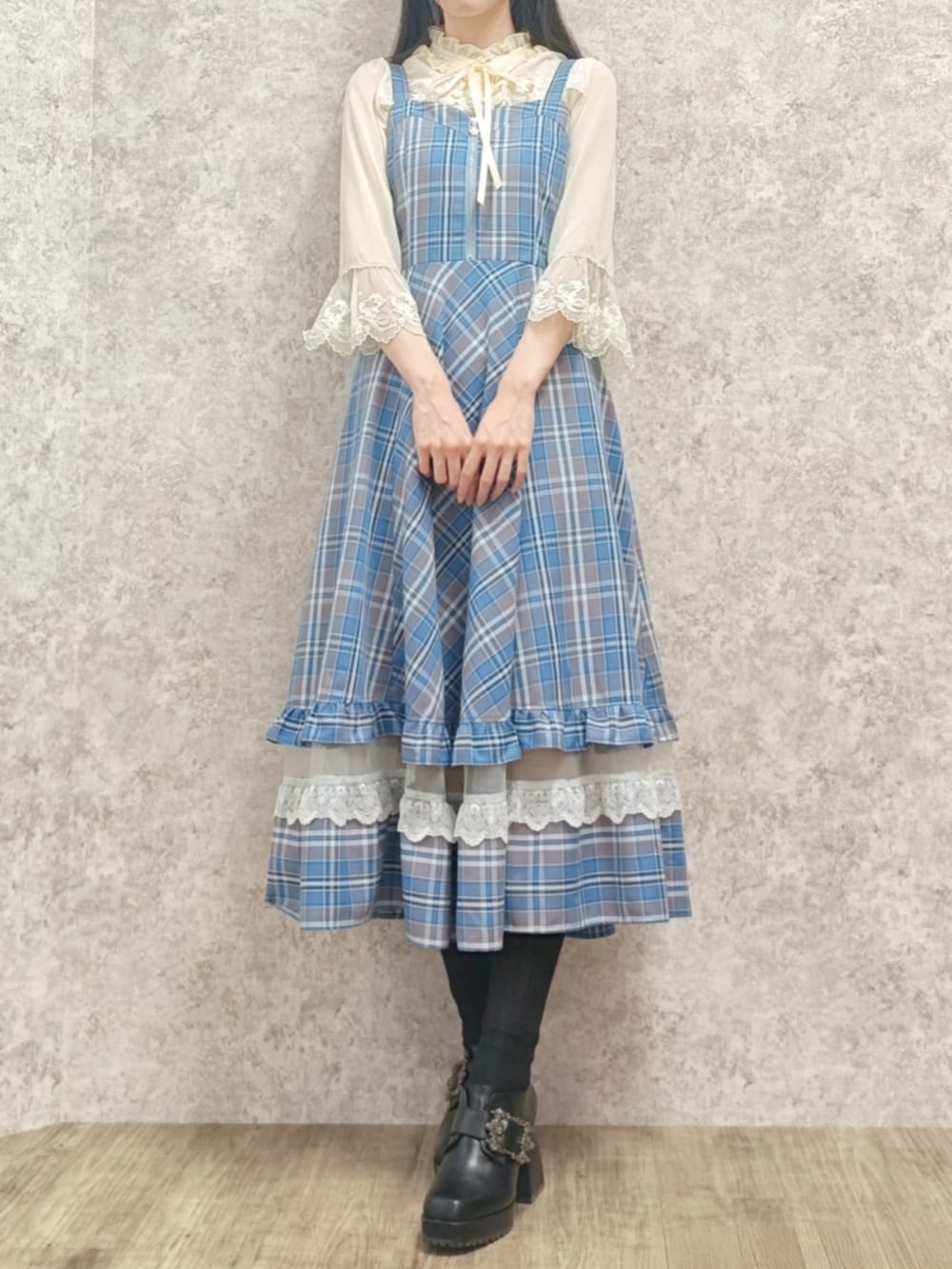 「今日のコーデ、カタログ掲載アイテム_axes femme、axes femme、春服、休日スタイル、きれいめコーディネート、春色、ベレー帽、チェック、ootd、付け襟、ジャンパースカート、高身長女子、おしゃれさんと繋がりたい」｜「axes femme POETIQUEのバックルベルトシューズ（パンプス、ブラック系）」を使った、Hanaさん（骨格ナチュラル・レディース・168cm）の冬コーディネートの3枚目の写真