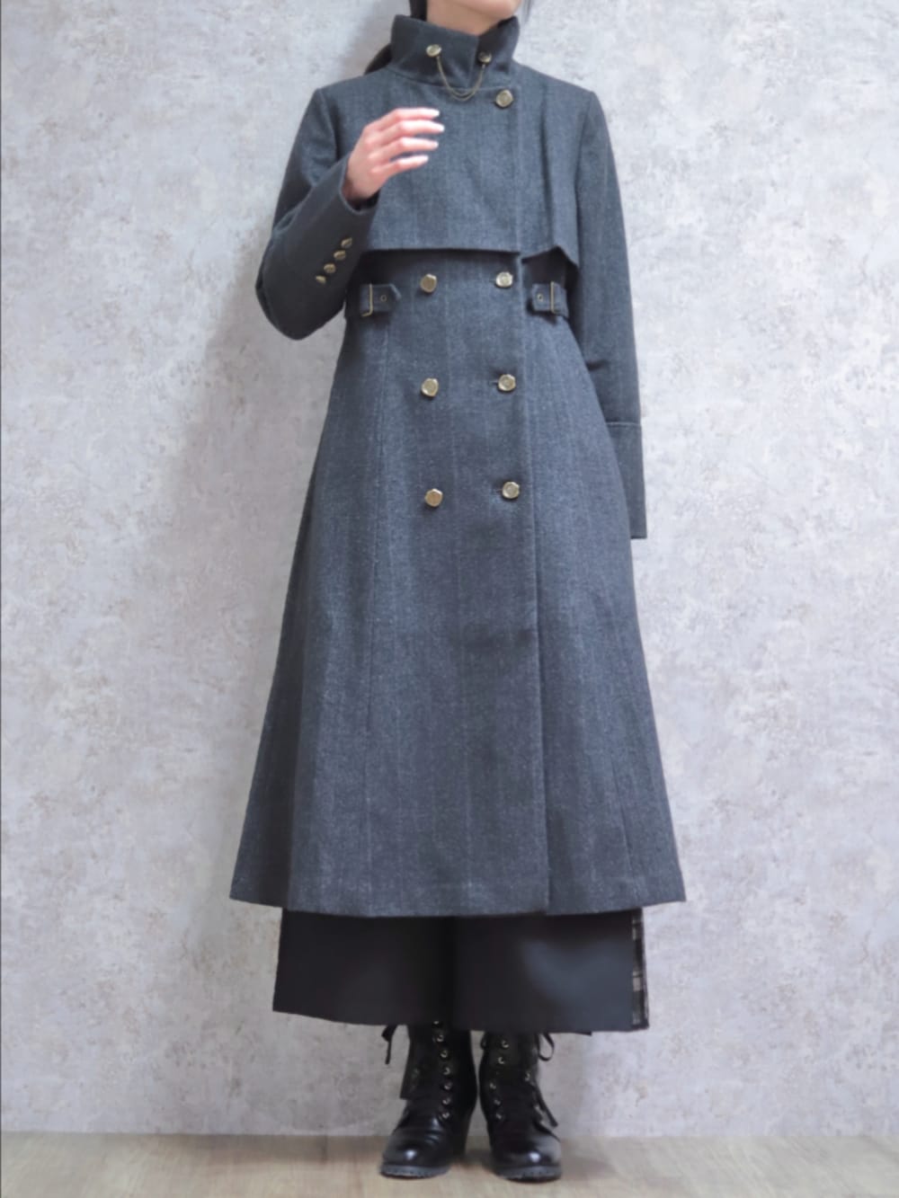 レッド系のニット/セーター、グレー系のダッフルコート、ブラック系のその他パンツを着用したレディースの秋コーディネートの6枚目の写真