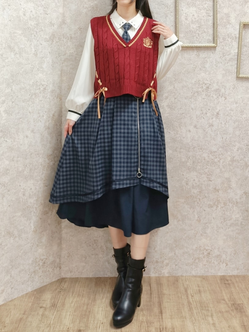 「axes femme、ベスト、秋服、ブーツスタイル、ブリティッシュ、プレッピー、学生風、秋冬コーデ、チェック、セットアップ、リュック、クラシカル、高身長女子、おしゃれさんと繋がりたい、冬コーデ」｜「axes femme POETIQUEのレースアップニットベスト（ベスト、レッド系）」を使った、Hanaさん（レディース・168cm）の秋コーディネートの3枚目の写真