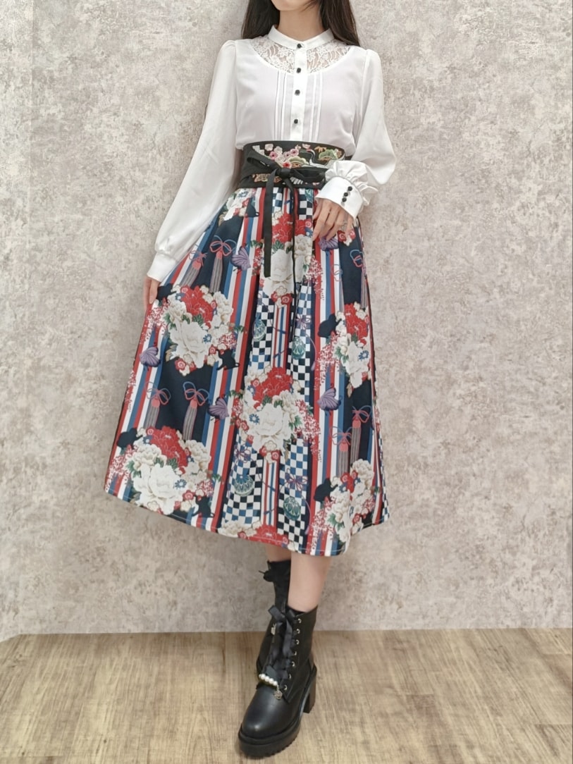 「axes femme、ブーツ、テーマパークコーデ、和洋折衷、和柄、着物風、個性派、参戦服、和服、着物、高身長女子、おしゃれさんと繋がりたい、ミドルブーツ、帯ベルト、帯」｜「axes femmeの菊柄ワンピース（ワンピース、ホワイト系）」を使った、Hanaさん（レディース・168cm）の秋コーディネートの4枚目の写真