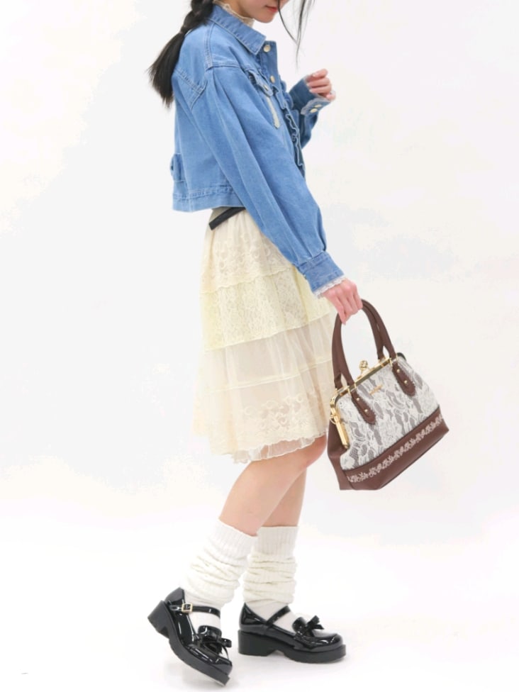 「春めき満開コーデ、axes femme、春服コーデ、お洒落さんとつながりたい、高身長女子、森ガール、チュニック、ミニワンピ、デニムジャケット、デニム、ルーズソックス、ローファー、おしゃれさんと繋がりたい、ボストンバッグ、春コーデ」｜「axes femmeのプチローズレーストップス（Tシャツ/カットソー、ホワイト系）」を使った、Hanaさん（骨格ナチュラル・レディース・168cm）の春コーディネートの2枚目の写真