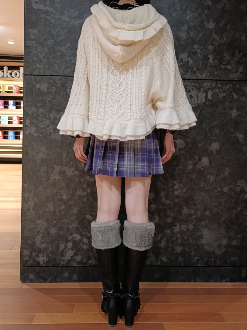 「axes femme、ハロウィン、ガーリー、秋冬コーデ、ポンチョ、ミニスカート、ロングブーツ、チェック、ボア、リボン、量産型、テーマパークコーデ、ディズニーコーデ、高身長女子、おしゃれさんと繋がりたい」｜「axes femme POETIQUEのガーリー裏ボアニットケープ（ポンチョ、ホワイト系）」を使った、Hanaさん（骨格ナチュラル・レディース・168cm）の秋コーディネートの5枚目の写真