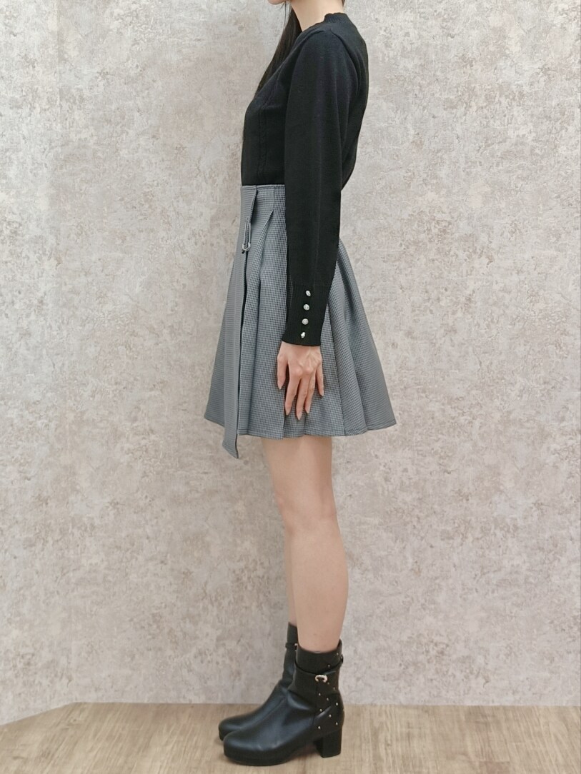 「axes femme、チェック、ビスチェ、テーマパークコーデ、参戦服、セットアップ、ミニスカート、高身長女子、おしゃれさんと繋がりたい、秋服、モノトーン」｜「axes femmeのブローチ付タックプリーツスカート（スカート、グレー系）」を使った、Hanaさん（レディース・168cm）の秋コーディネートの7枚目の写真