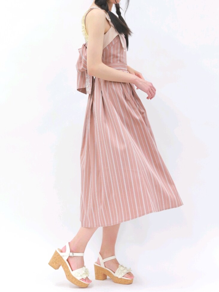 「春色、axes femme、お出かけスタイル、おしゃれさんと繋がりたい、キレイめコーデ、パステルカラー、ピンクコーデ、デート、キレイめ、高身長女子、キャミワンピ、ノースリーブ、夏コーデ、ジャンパースカート、サンダル」｜「axes femmeの蝶刺繍リボンストライプジャンパースカート（ワンピース、ピンク系）」を使った、Hanaさん（骨格ナチュラル・レディース・168cm）の春コーディネートの2枚目の写真
