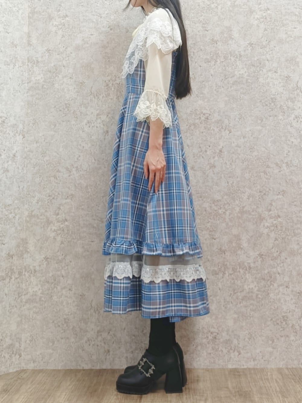 「今日のコーデ、カタログ掲載アイテム_axes femme、axes femme、春服、休日スタイル、きれいめコーディネート、春色、ベレー帽、チェック、ootd、付け襟、ジャンパースカート、高身長女子、おしゃれさんと繋がりたい」｜「axes femme POETIQUEのバックルベルトシューズ（パンプス、ブラック系）」を使った、Hanaさん（骨格ナチュラル・レディース・168cm）の冬コーディネートの4枚目の写真
