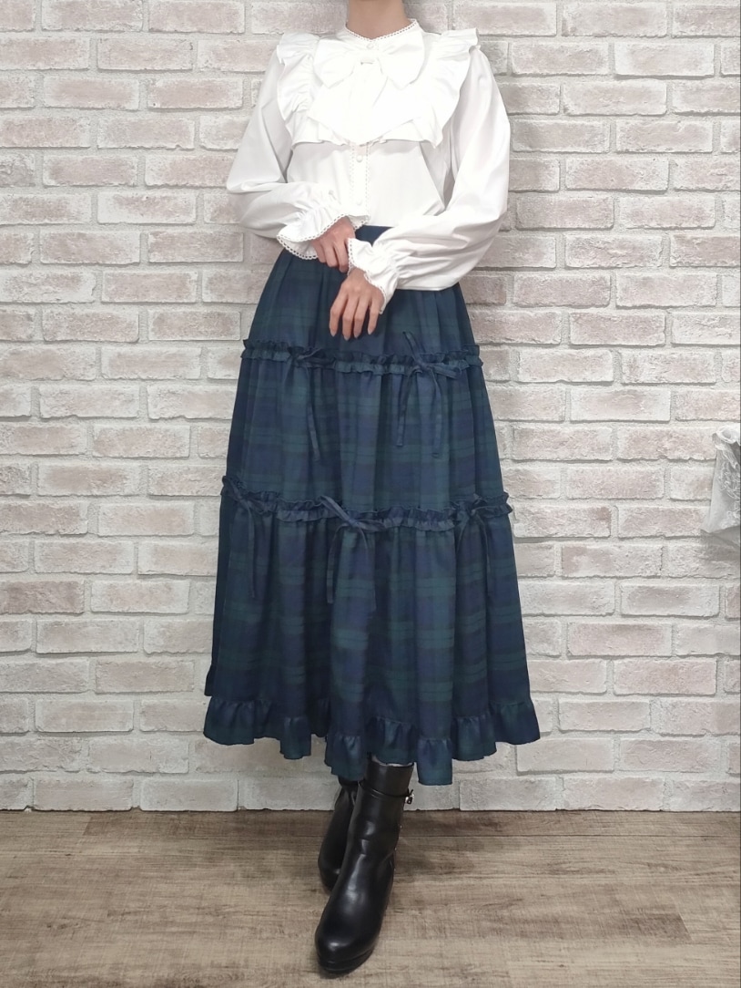 「axes femme、チェック、チェックスカート、チェック柄に恋してる、ブラウス、白ブラウス、秋コーデ、デートコーデ、ガーリー、リボン、バレエコア、キルティング、ブーツ」｜「axes femme POETIQUEのチェック柄ティアードスカート（スカート、グリーン系）」を使った、Hanaさん（レディース・168cm）の秋コーディネートの4枚目の写真