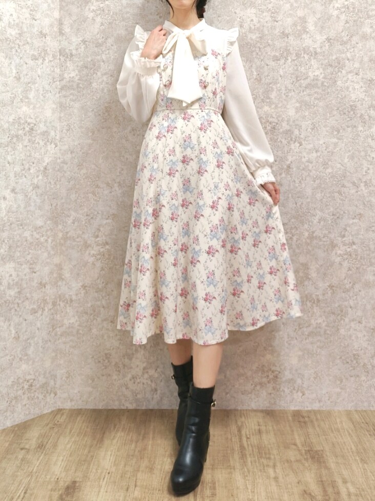 「淡色コーデ、axes femme、大人かわいい、お出かけコーデ、ガーリーコーデ、トレンチコート、ジレ、ジャケット、花柄ワンピース、フェミニン、高身長女子、おしゃれさんと繋がりたい、春コーデ、春アウター、春色」｜「axes femmeのキルティング切替ブーツ（ブーツ、ブラック系）」を使った、Hanaさん（骨格ナチュラル・レディース・168cm）の冬コーディネートの2枚目の写真