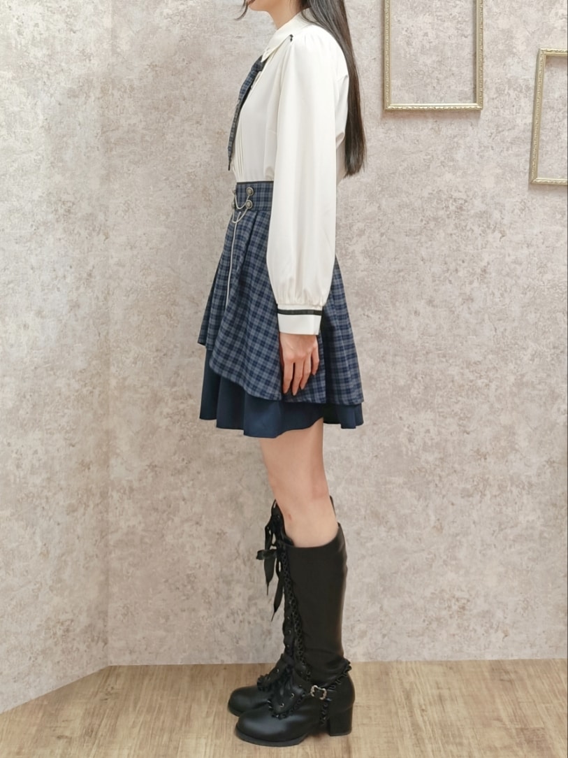 「axes femme、韓国ファッション、チェック、制服、プレッピー、ネクタイ、ミニスカート、チェーン、ロングブーツ、高身長女子、おしゃれさんと繋がりたい、ガーリー、クラシカル」｜「axes femmeのチェーンタイセットブラウス（シャツ/ブラウス、ホワイト系）」を使った、Hanaさん（レディース・168cm）の秋コーディネートの3枚目の写真