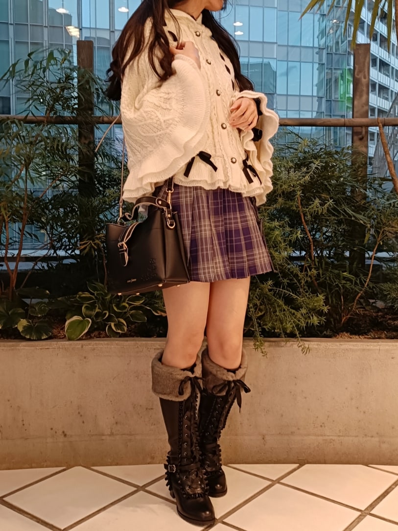 「axes femme、ハロウィン、ガーリー、秋冬コーデ、ポンチョ、ミニスカート、ロングブーツ、チェック、ボア、リボン、量産型、テーマパークコーデ、ディズニーコーデ、高身長女子、おしゃれさんと繋がりたい」｜「axes femme POETIQUEのガーリー裏ボアニットケープ（ポンチョ、ホワイト系）」を使った、Hanaさん（骨格ナチュラル・レディース・168cm）の秋コーディネートの2枚目の写真