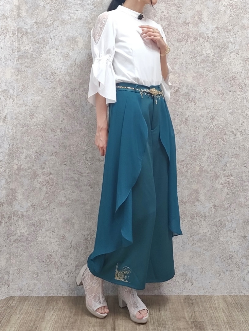 「春色、axes femme POETIQUE、お出かけコーデ、おでかけコーデ、パンツコーデ、初夏コーデ、春服、おしゃれさんと繋がりたい、ootd、テーマパークコーデ、ジャスミンバウンド、レイヤードパンツ、高身長女子」｜「axes femme POETIQUEのフレアデザインワイドパンツ（その他パンツ、ブルー系）」を使った、Hanaさん（骨格ナチュラル・レディース・168cm）の春コーディネートの2枚目の写真