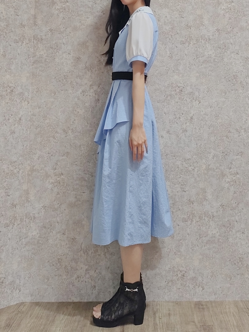 「ワンピース、axes femme、サックスブルー、星柄、星、ベルト、刺繍、ティアードワンピース、ティアード、水色、高身長女子、サンダル、おしゃれさんと繋がりたい、お洒落さんとつながりたい、ボストンバッグ」｜「axes femmeの月星箔押しフラップボストン（ボストンバッグ、ブルー系）」を使った、Hanaさん（レディース・168cm）の夏コーディネートの3枚目の写真