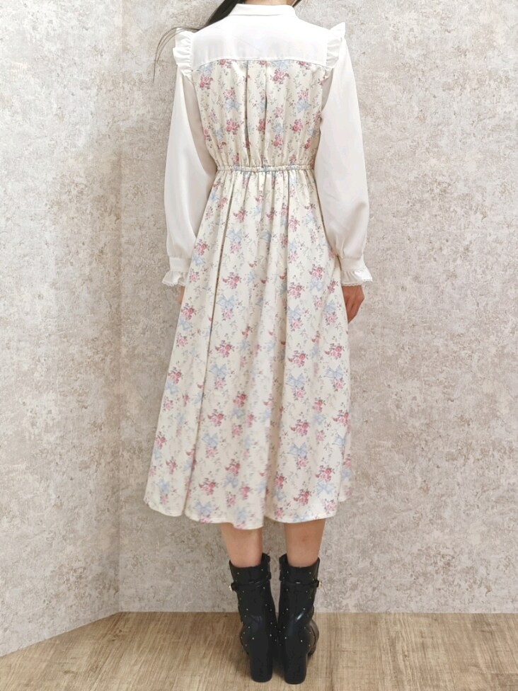 「淡色コーデ、axes femme、大人かわいい、お出かけコーデ、ガーリーコーデ、トレンチコート、ジレ、ジャケット、花柄ワンピース、フェミニン、高身長女子、おしゃれさんと繋がりたい、春コーデ、春アウター、春色」｜「axes femmeのキルティング切替ブーツ（ブーツ、ブラック系）」を使った、Hanaさん（骨格ナチュラル・レディース・168cm）の冬コーディネートの8枚目の写真
