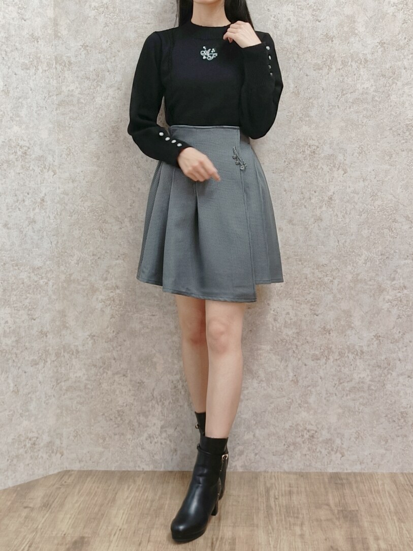 「axes femme、チェック、ビスチェ、テーマパークコーデ、参戦服、セットアップ、ミニスカート、高身長女子、おしゃれさんと繋がりたい、秋服、モノトーン」｜「axes femmeのブローチ付タックプリーツスカート（スカート、グレー系）」を使った、Hanaさん（レディース・168cm）の秋コーディネートの8枚目の写真