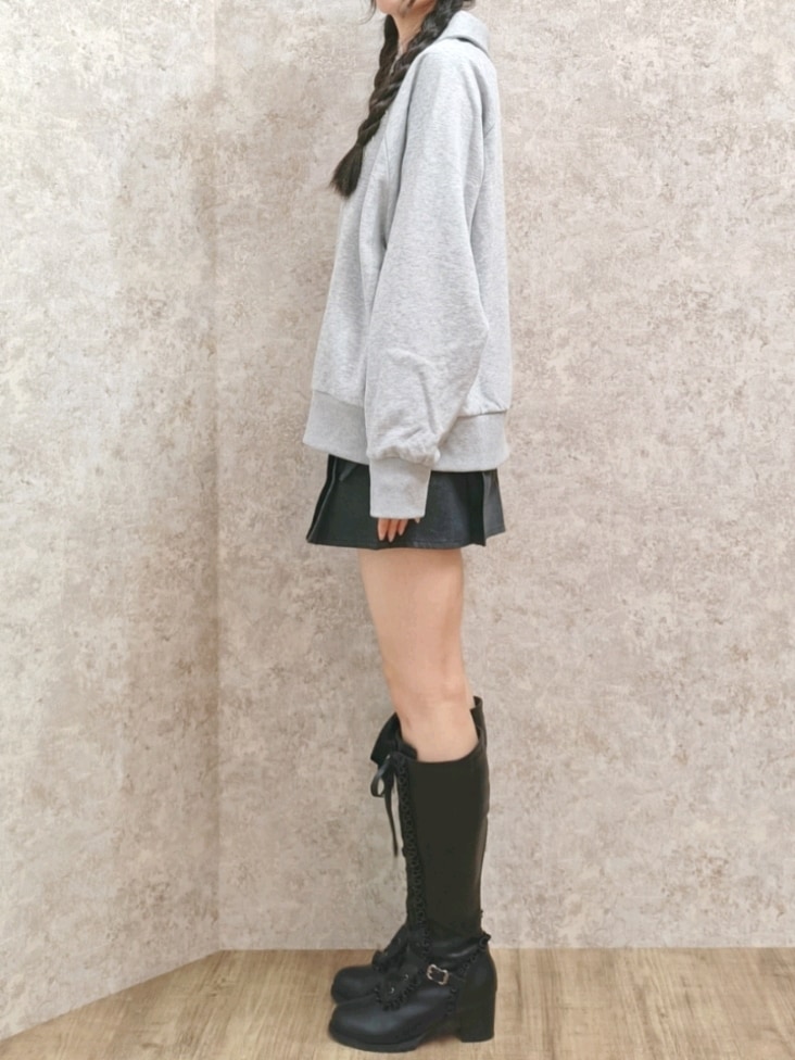 「Fickle Bebe、カジュアルスタイル、スカートスタイル、ootd、スウェットコーデ、デニムスカート、ミニスカート、スウェット、y2k、ロングブーツ、カジュアル、カジュアルコーデ、カジュアルガーリー、おしゃれさんと繋がりたい、高身長女子」｜「FickleBebeのＦＢスウェットポロシャツ（ポロシャツ、グレー系）」を使った、Hanaさん（骨格ナチュラル・レディース・168cm）の春コーディネートの5枚目の写真