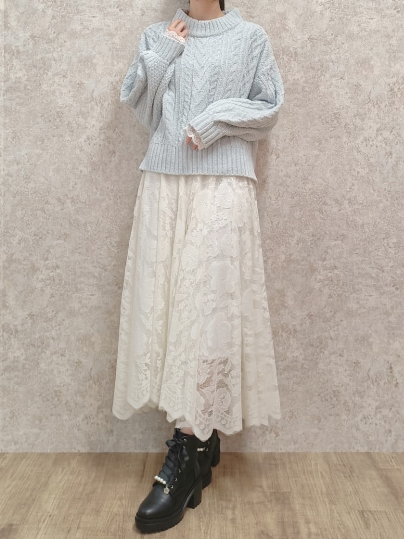 「axes femme、ニット、淡色コーデ、プチプラ、きれいめカジュアル、冬コーデ、秋冬コーデ、モールニット、サーキュラースカート、レーススカート、あったかコーデ、デートコーデ、オフィスカジュアル、高身長女子、おしゃれさんと繋がりたい」｜「axes femmeのベロアモールニットプルオーバー（ニット/セーター、グリーン系）」を使った、Hanaさん（レディース・168cm）の秋コーディネートの2枚目の写真