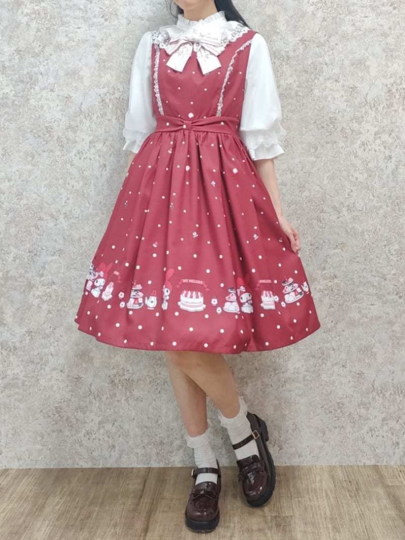 「夏、ワンピーススタイル、お洒落さんとつながりたい、フリル、赤、ジャンパースカート、ガーリー、テーマパークコーデ、ローファー、axes femme、チュチュ、ケープ、夏ニット、高身長女子、おしゃれさんと繋がりたい」｜「axes femmeのマイメロディ／ジャンスカ（ワンピース、レッド系）」を使った、Hanaさん（レディース・168cm）の春コーディネートの3枚目の写真