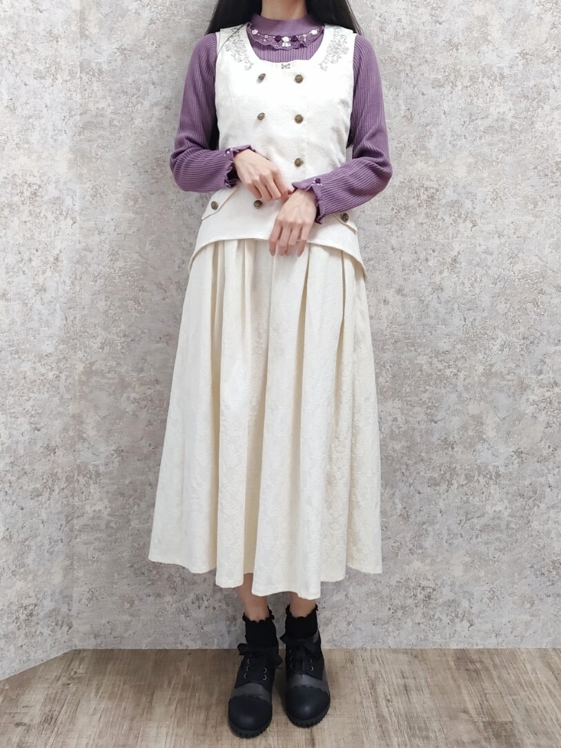 「axes femme、エレガント、高身長女子、骨格ナチュラル、セットアップ、ジャカード、薔薇、ニットプルオーバー、レースアップ、レースアップブーツ、コルセット、ジャンスカ、ジャンパースカート、ベスト」｜「axes femmeのバラボトルネックリブプルオーバー（ニット/セーター、パープル系）」を使った、Hanaさん（レディース・168cm）の秋コーディネートの3枚目の写真