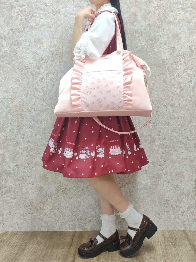 「夏、ワンピーススタイル、お洒落さんとつながりたい、フリル、赤、ジャンパースカート、ガーリー、テーマパークコーデ、ローファー、axes femme、チュチュ、ケープ、夏ニット、高身長女子、おしゃれさんと繋がりたい」｜「axes femmeのマイメロディ／ジャンスカ（ワンピース、レッド系）」を使った、Hanaさん（レディース・168cm）の春コーディネートの4枚目の写真