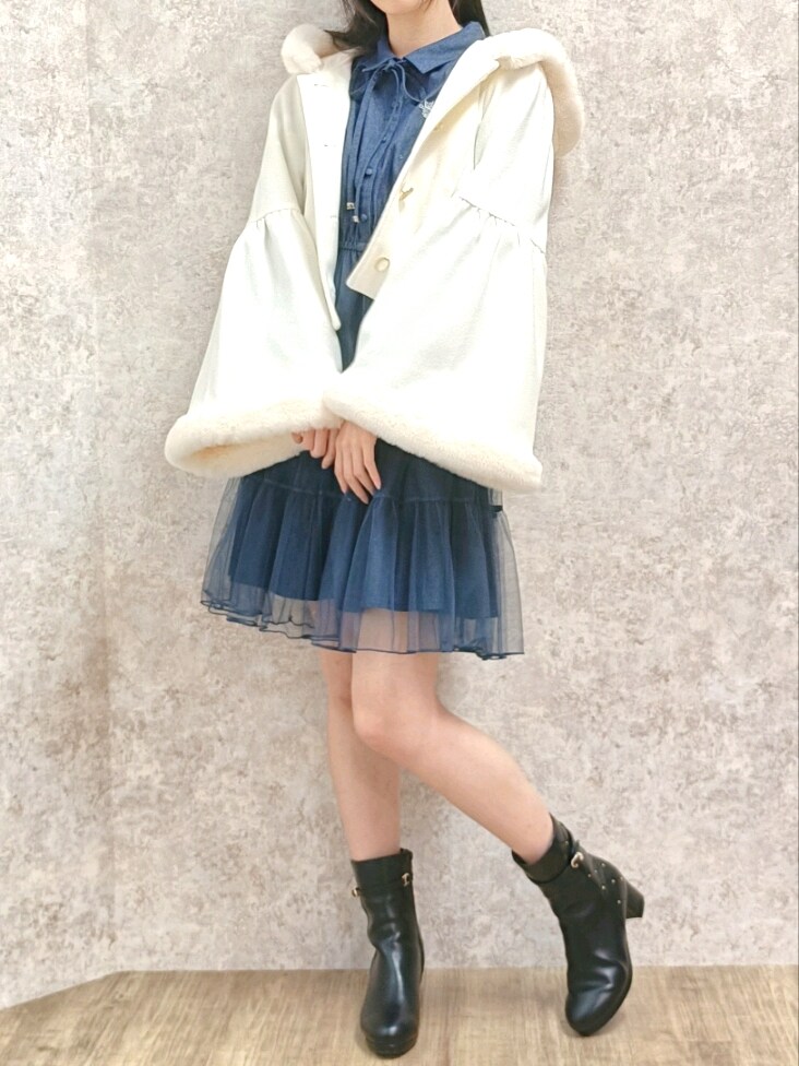 「axes femme、ワンピース、ミニワンピ、ベルスリーブ、デニム、ブーツ、秋コーデ、秋冬コーデ、デート、デートコーデ、クリスマスコーデ、テーマパークコーデ、ガーリー、高身長女子、骨格ナチュラル」｜「axes femme POETIQUEのベルスリーブフード付コート（その他アウター、ホワイト系）」を使った、Hanaさん（レディース・168cm）の秋コーディネートの2枚目の写真