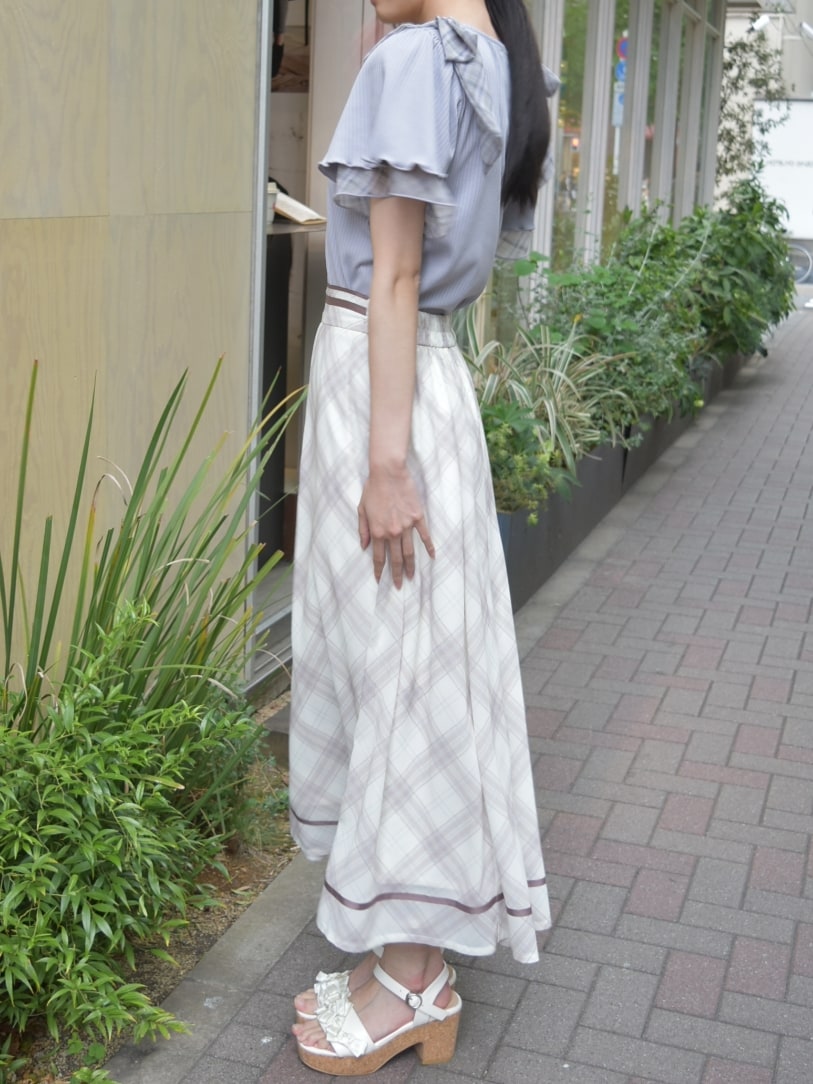 「チェック、リボン、axes femme、今日のコーデ、おでかけコーデ、キレイめコーデ、ootd、キレイめ、サンダル、夏コーデ、高身長女子、おしゃれさんと繋がりたい、お洒落さんとつながりたい、フェミニン、大人かわいい」｜「axes femmeのビッグリボンプルオーバー（Tシャツ/カットソー、パープル系）」を使った、Hanaさん（レディース・168cm）の春コーディネートの4枚目の写真