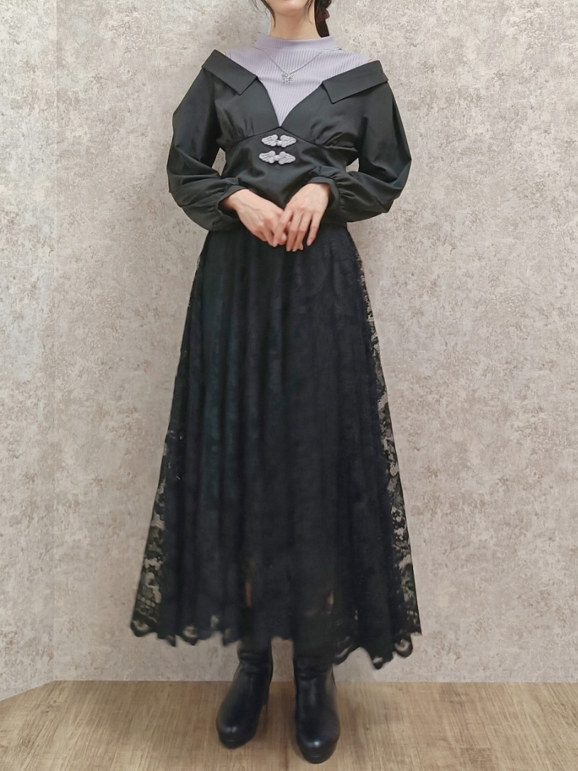 「axes femme、キレイめ、モノトーン、チャイナシャツ、レーススカート、ロングスカート、肌見せ、高身長女子、おしゃれさんと繋がりたい、休日スタイル、ブーツ、ブラックコーデ、レイヤードスタイル」｜「axes femme POETIQUEのレイヤードオリエンタルシャツ（シャツ/ブラウス、ブラック系）」を使った、Hanaさん（骨格ナチュラル・レディース・168cm）の冬コーディネートの2枚目の写真