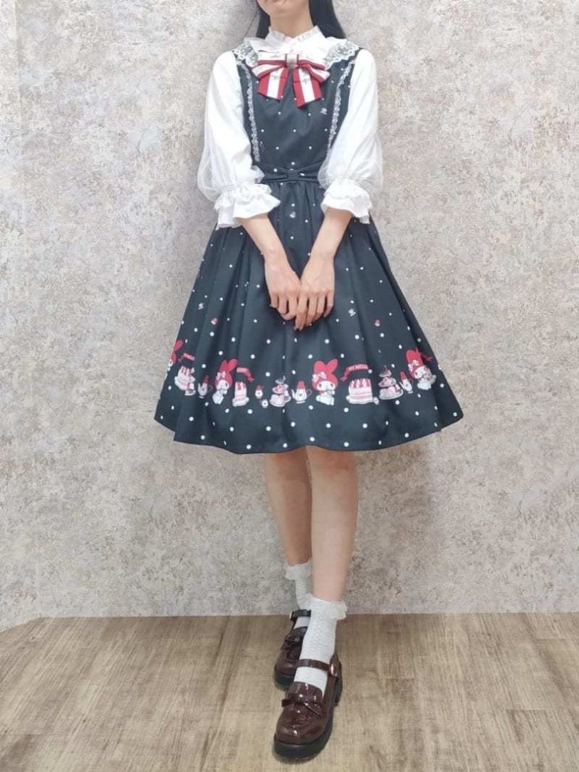 「最近のいい感じコーデ、夏、お出かけコーデ、お洒落さんとつながりたい、ブラックコーデ、フリル、ワンピースコーデ、デートコーデ、ガーリー、ジャンパースカート、テーマパークコーデ、リボン、高身長女子、おしゃれさんと繋がりたい、axes femme」｜「axes femmeのマイメロディ／ジャンスカ（ワンピース、ブラック系）」を使った、Hanaさん（レディース・168cm）の春コーディネートの4枚目の写真
