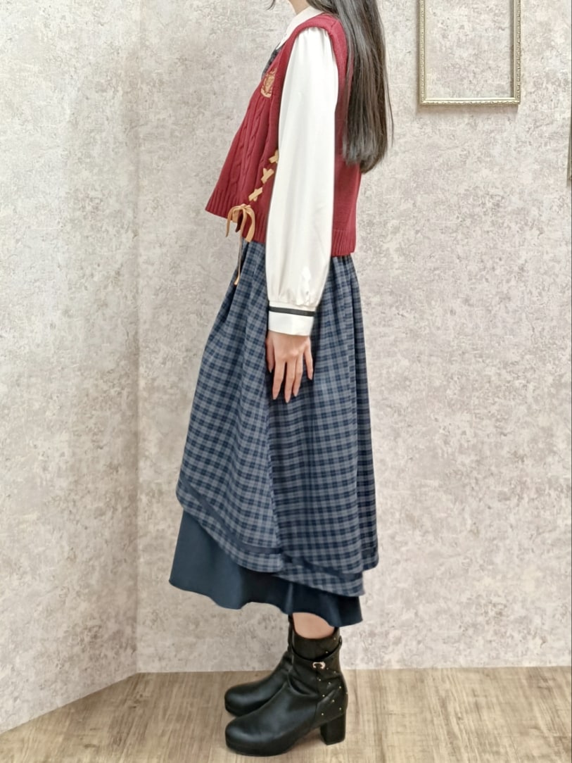 「axes femme、ベスト、秋服、ブーツスタイル、ブリティッシュ、プレッピー、学生風、秋冬コーデ、チェック、セットアップ、リュック、クラシカル、高身長女子、おしゃれさんと繋がりたい、冬コーデ」｜「axes femme POETIQUEのレースアップニットベスト（ベスト、レッド系）」を使った、Hanaさん（レディース・168cm）の秋コーディネートの5枚目の写真