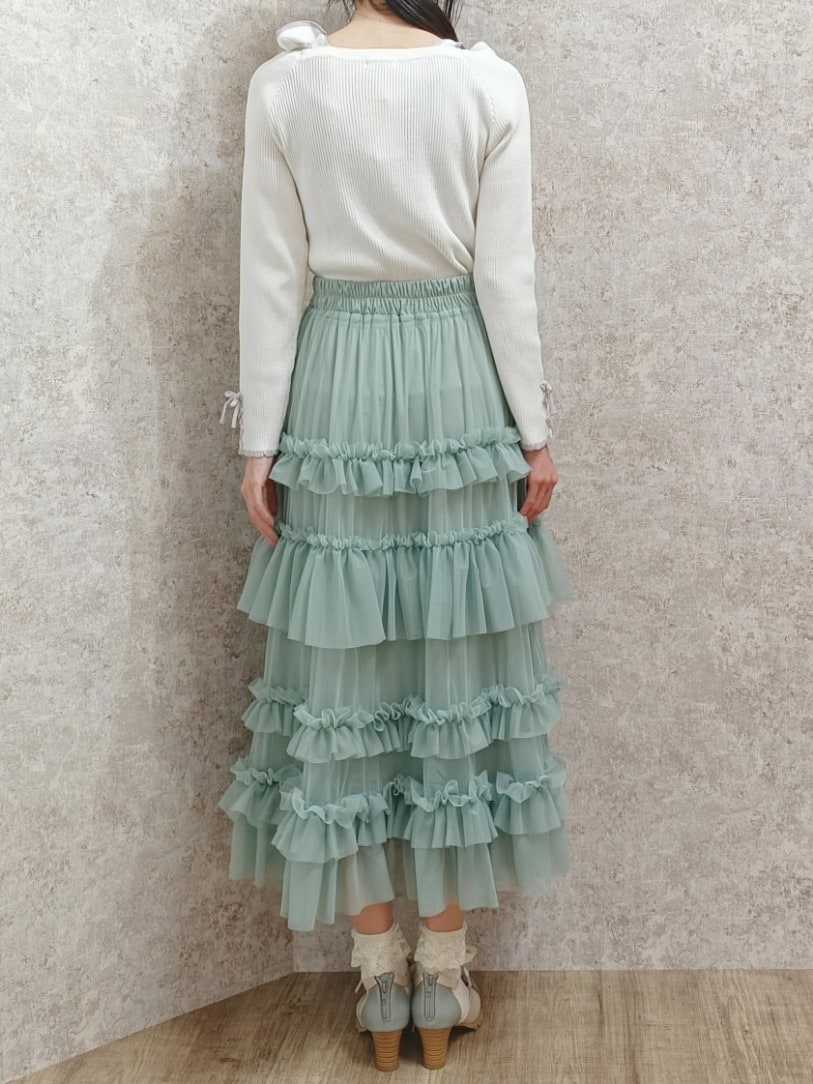 「チュールスカート、ティアードスカート、axes femme、オトナ女子、大人ガーリー、お洒落さんとつながりたい、ootd、フェミニン、フリル、チュール、おしゃれさんと繋がりたい、高身長女子、お出かけコーデ、ブーティ」｜「axes femmeのショルダーリボンニット（ニット/セーター、ホワイト系）」を使った、Hanaさん（骨格ナチュラル・レディース・168cm）の冬コーディネートの4枚目の写真
