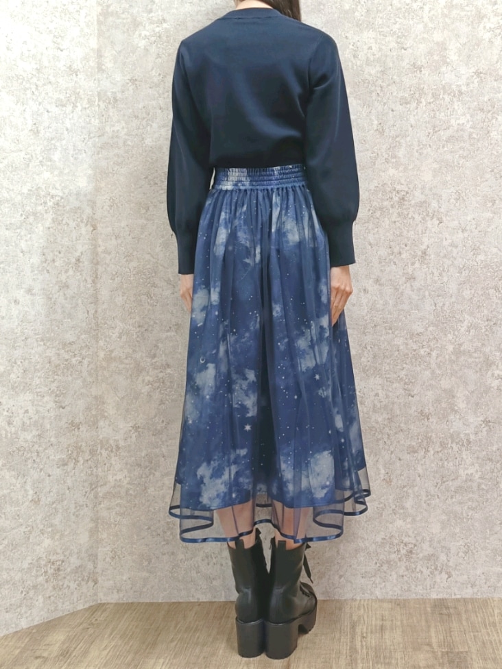 「axes femme、ブーツ、冬コーデ、秋冬コーデ、キレイめ、星柄、星座柄、刺繍、ニット、コルセットスカート、推し活、お出かけコーデ、デートコーデ、おしゃれさんと繋がりたい、高身長女子」｜「axes femmeのテレスコーププリントスカート（スカート、ブルー系）」を使った、Hanaさん（レディース・168cm）の秋コーディネートの6枚目の写真